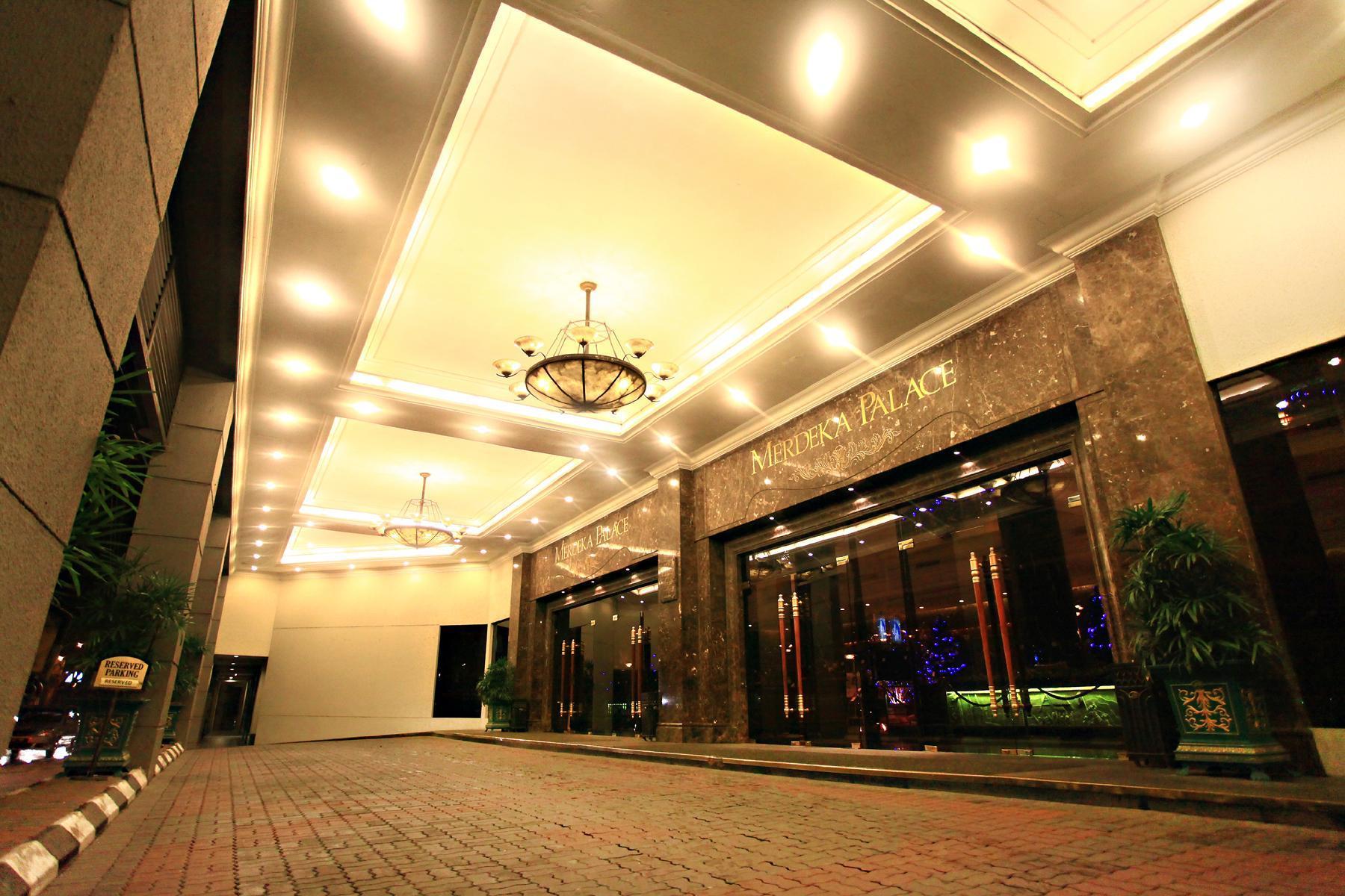 Merdeka Palace Hotel & Suites Кучінг Екстер'єр фото