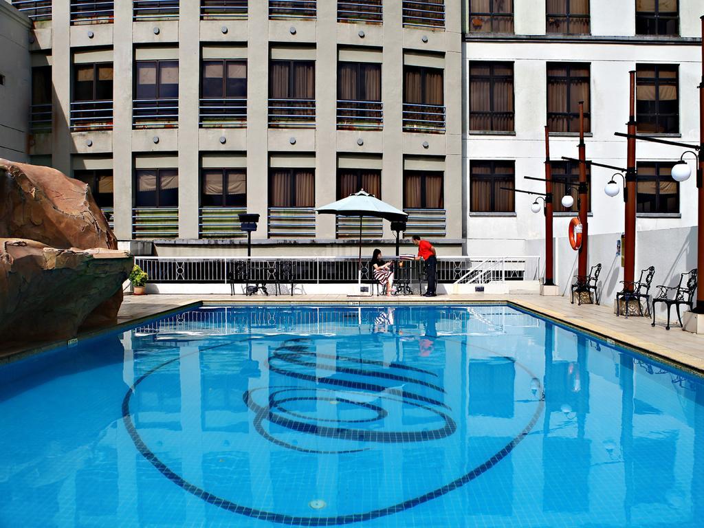 Merdeka Palace Hotel & Suites Кучінг Екстер'єр фото